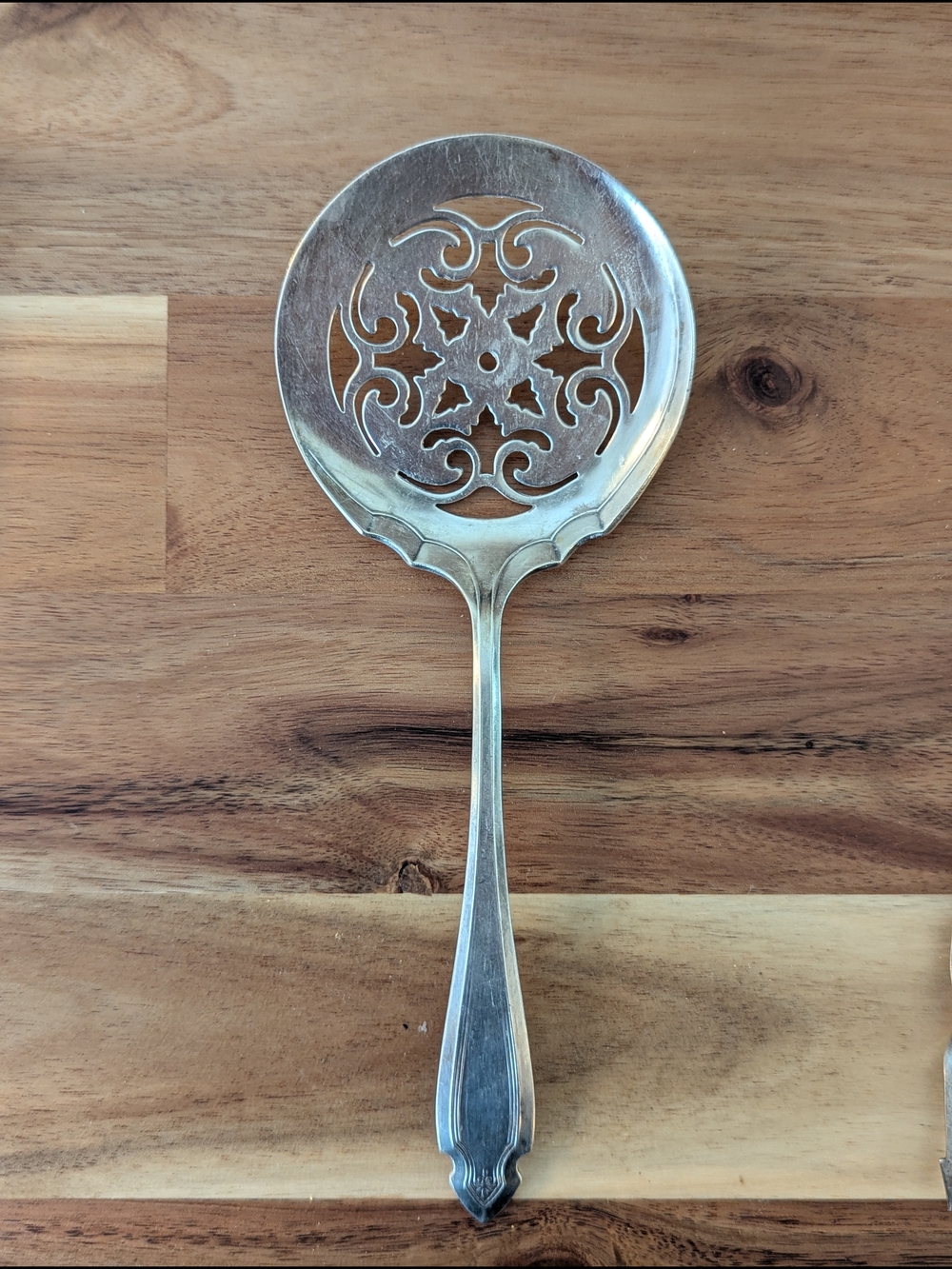 Oneida Heirloom Pierced Tomato Server Slotted Round Spoon